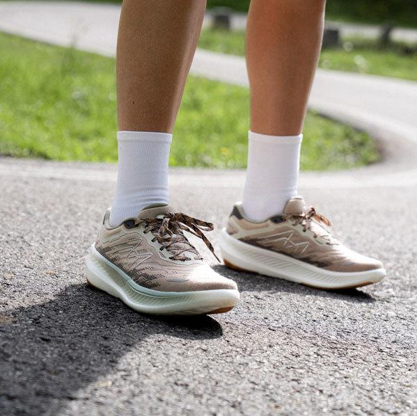 KARHU WOMEN'S FUSION 4.5 - DOESKIN / PLUM KITTEN