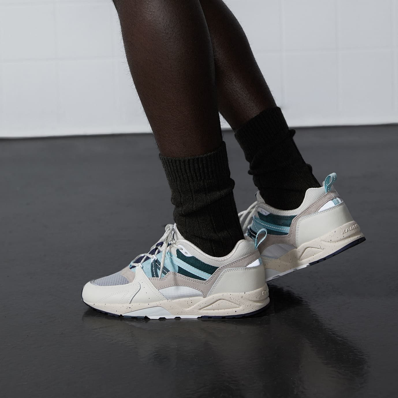 カルフ.フュージョン.アシュレイ青/J黒.US4. 新品　定価¥19800 Men's KARHU Fusion 4.0 neutral running shoes – Karhu US