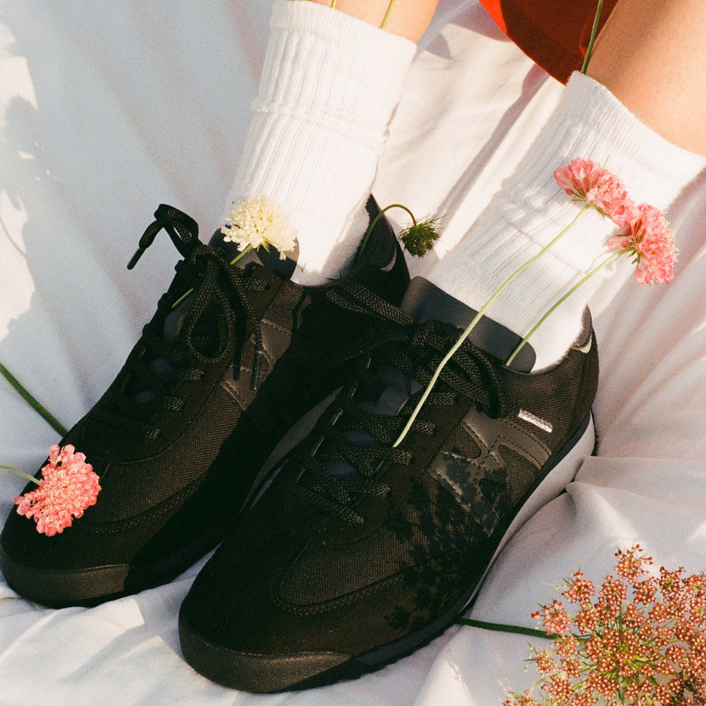 Karhu-Mestari-Jet-Black-India-Ink-F805093-mood