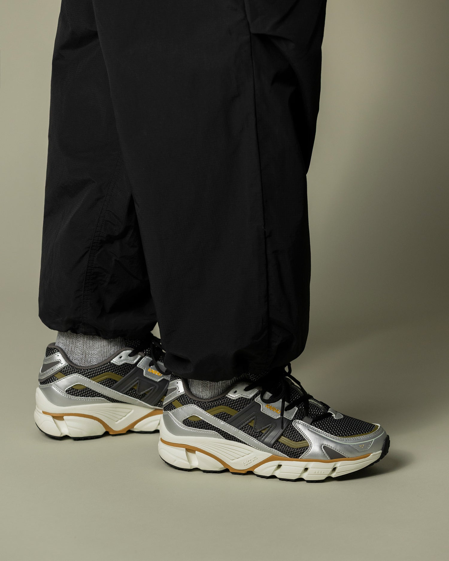 SUPER FULCRUM - SILVER / DARK GULL GRAY