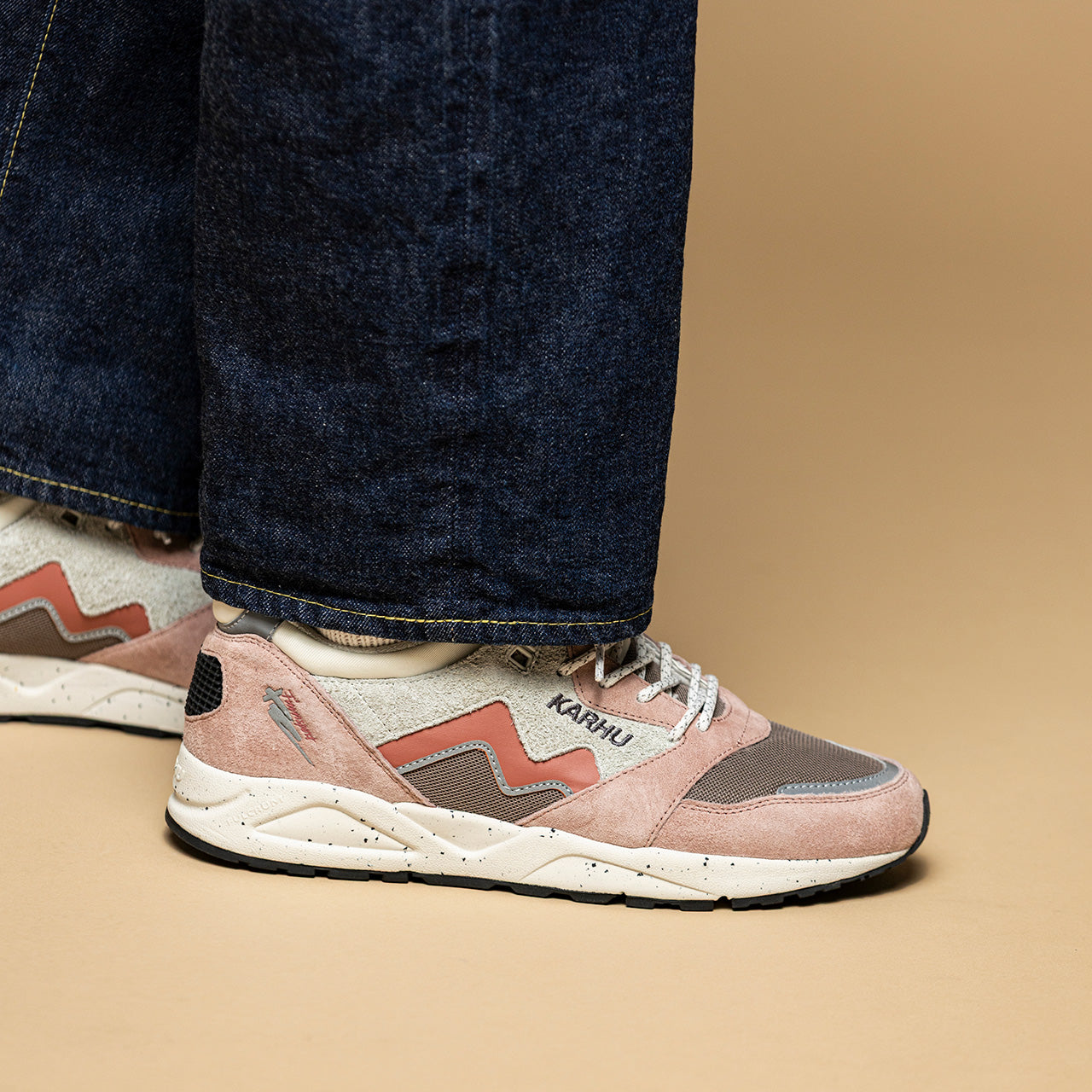 Karhu Aria 95 – Adobe Rose / Light Mahogany | Vintage-inspired