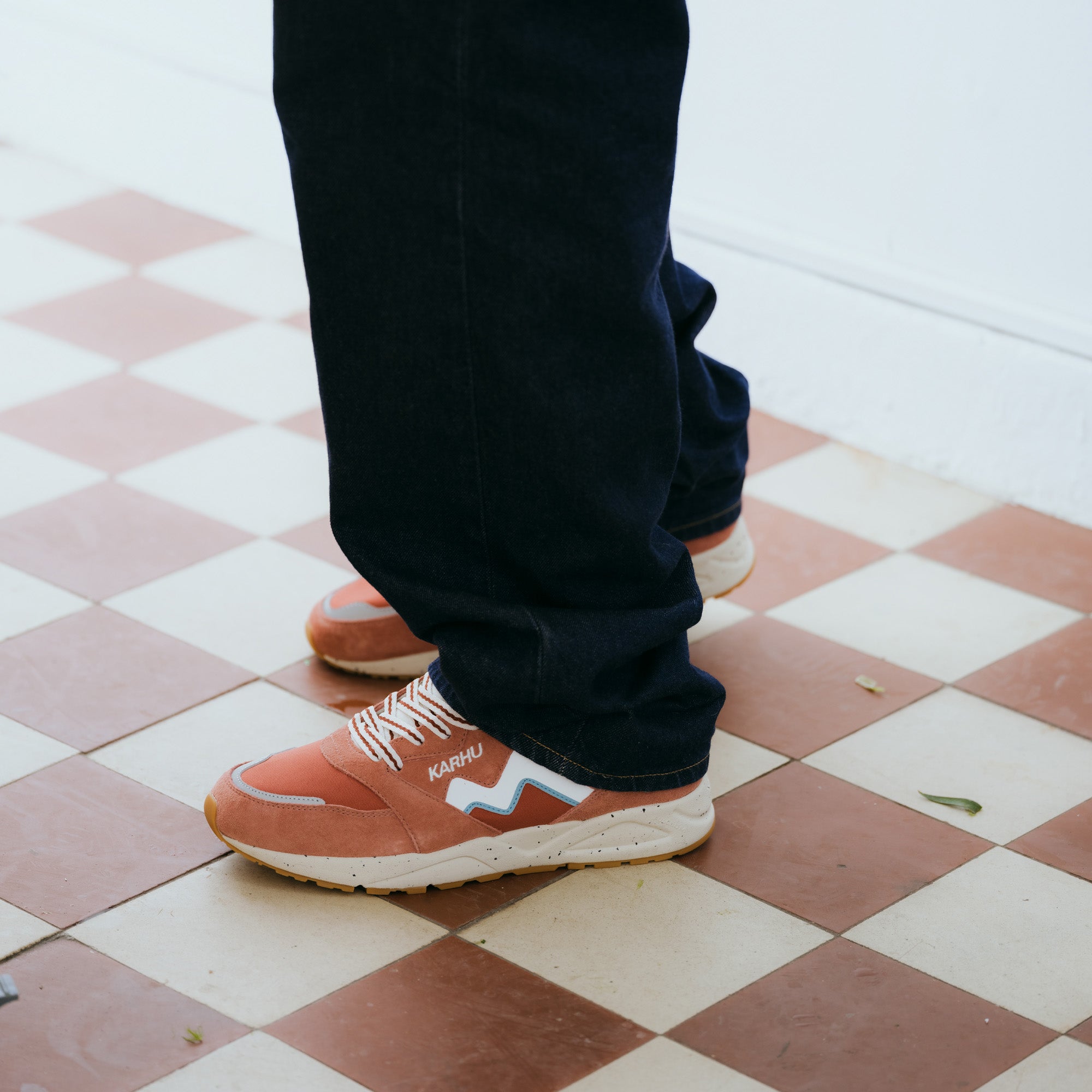 Karhu Aria 95 – Light Mahogany / White | Vintage-inspired Sneakers
