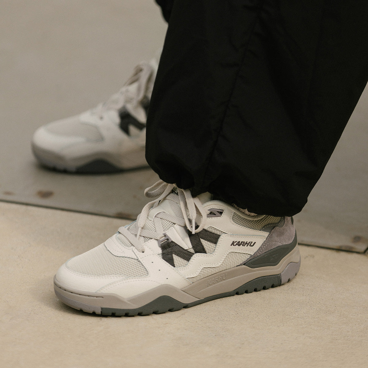 Karhu Fusion XT - Blanc de Blanc / Dark Gull Gray. Lifestyle
