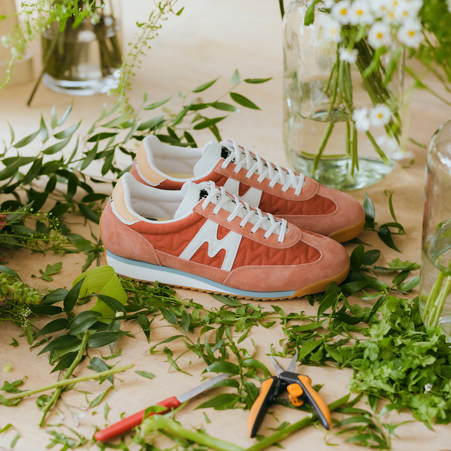Karhu Mestari 76 Light Mahogany / Blanc de Blanc - Lifestyle