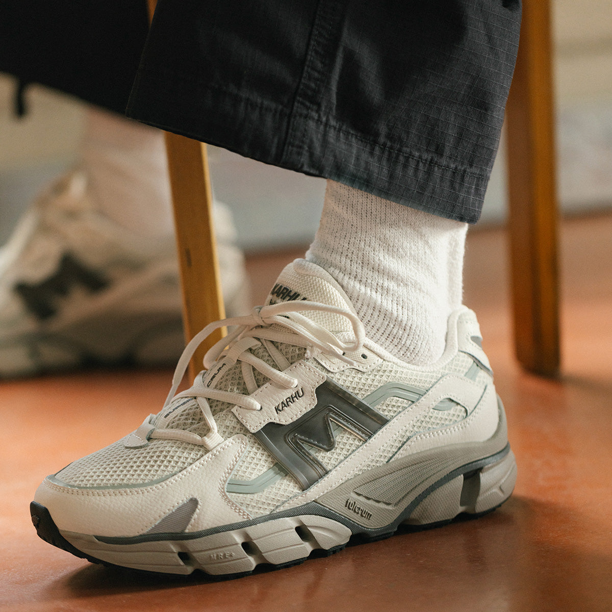 Karhu Super Fulcrum Blanc De Blanc / Dark Gull Gray - Lifestyle