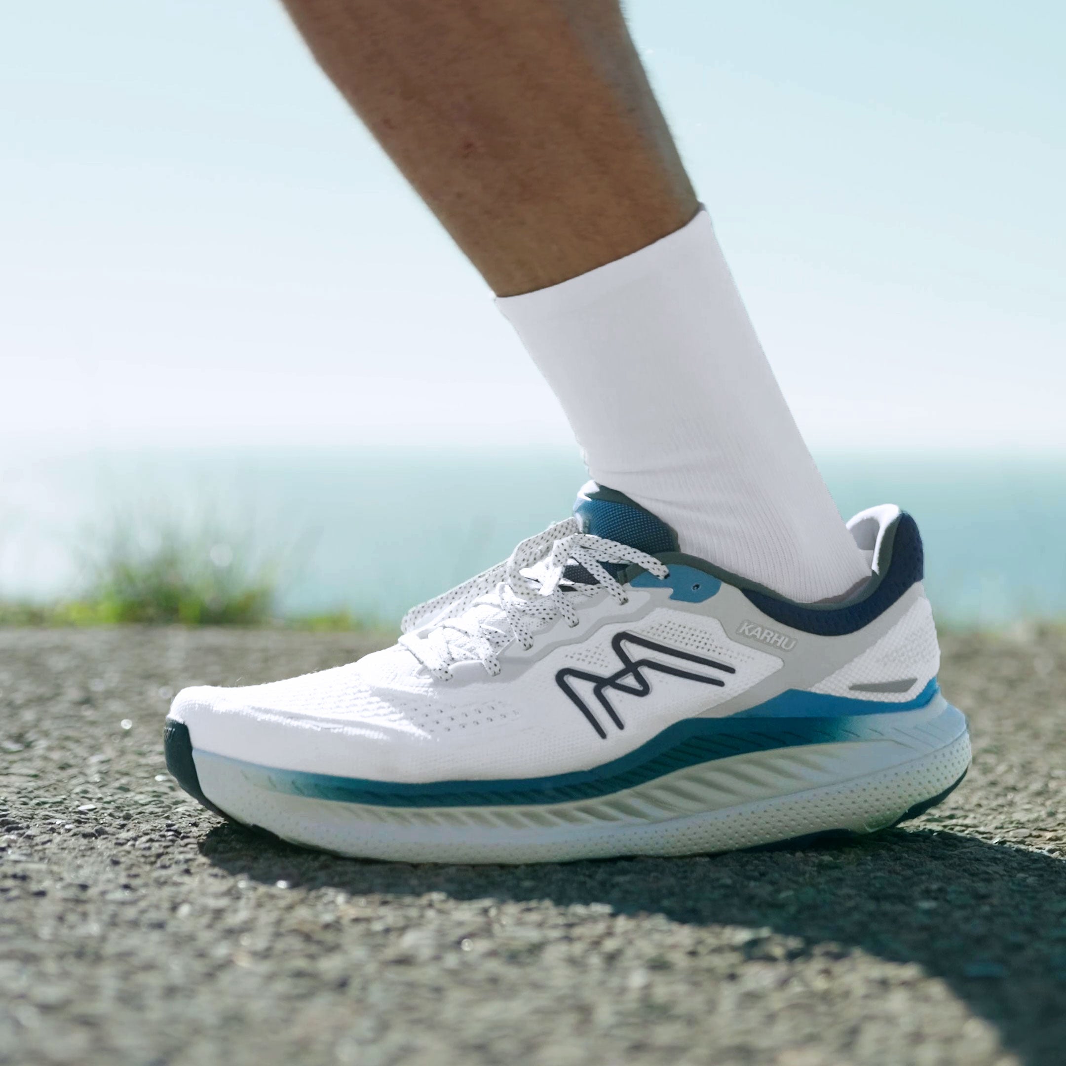 Karhu Mestari Run 2.0 Blanc de Blanc / Azure Blue | Max Cushioning